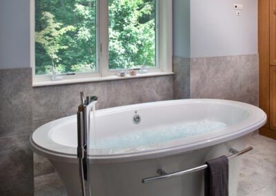 Freestanding Bain Ultra Air-Jetted Tub